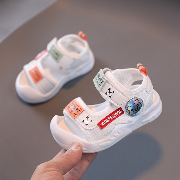 Kolmes värvitoonis kleebiste ja pealdistega beebimoodsad sandaalid