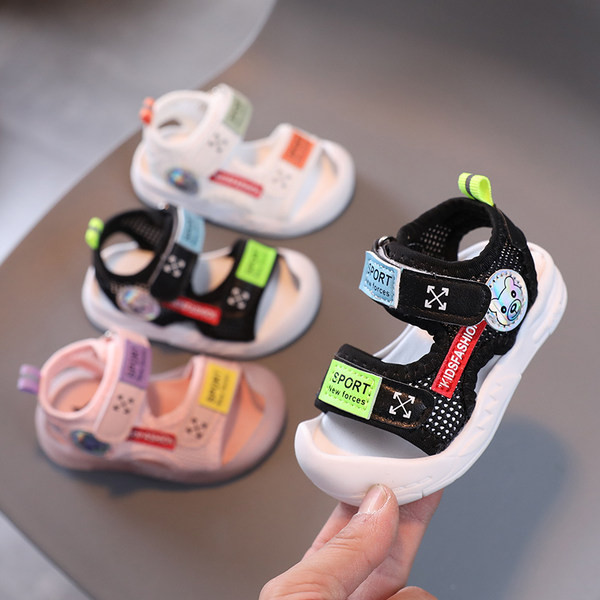 Kolmes värvitoonis kleebiste ja pealdistega beebimoodsad sandaalid