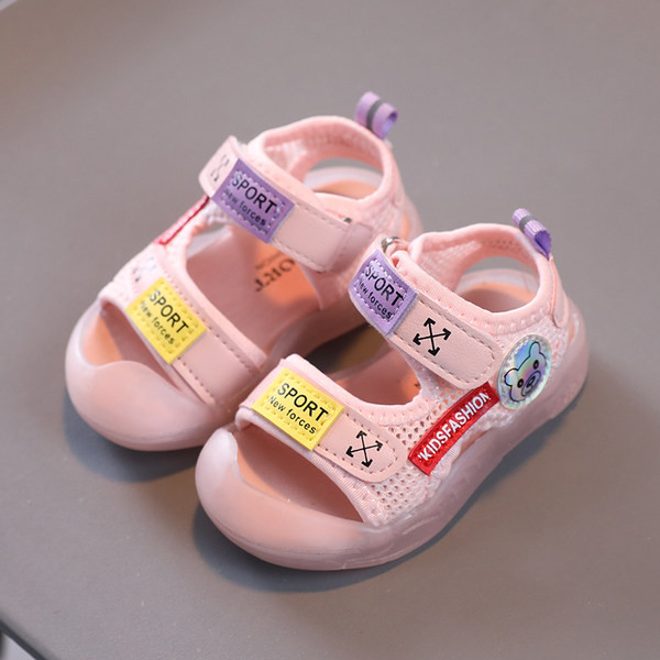 Kolmes värvitoonis kleebiste ja pealdistega beebimoodsad sandaalid