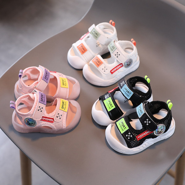 Kolmes värvitoonis kleebiste ja pealdistega beebimoodsad sandaalid