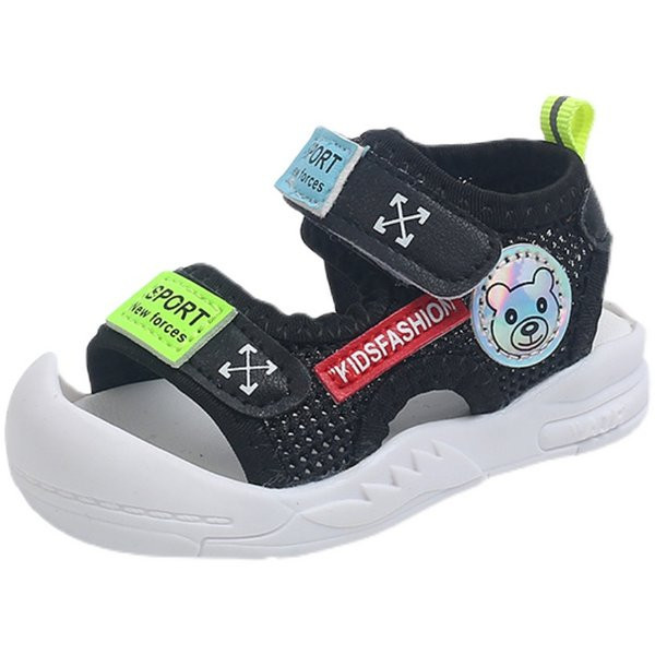 Kolmes värvitoonis kleebiste ja pealdistega beebimoodsad sandaalid