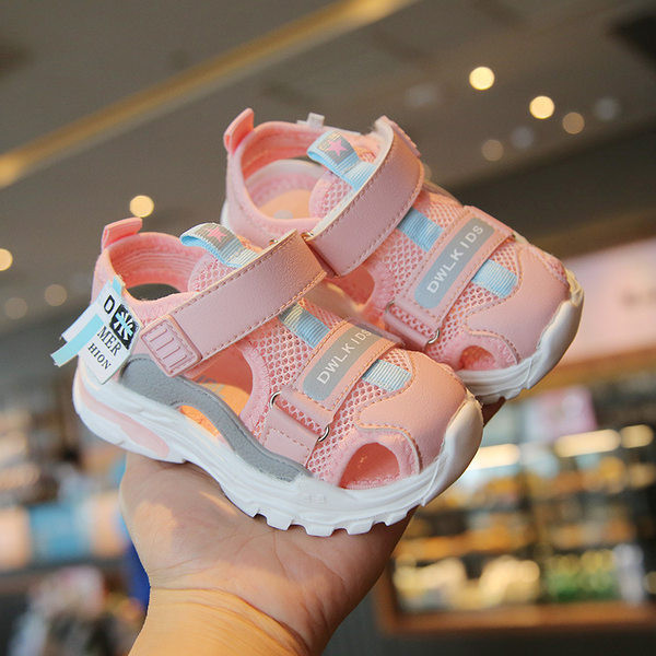 Beebi sandaalid kirja ja kleebistega