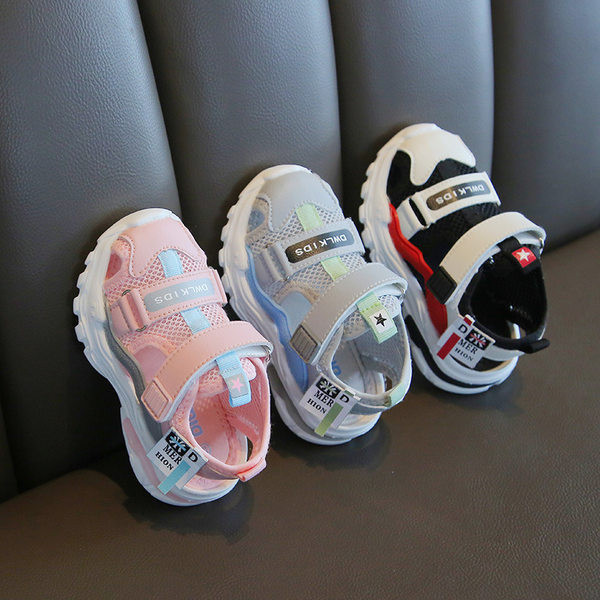 Beebi sandaalid kirja ja kleebistega