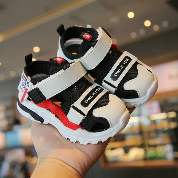 Beebi sandaalid kirja ja kleebistega