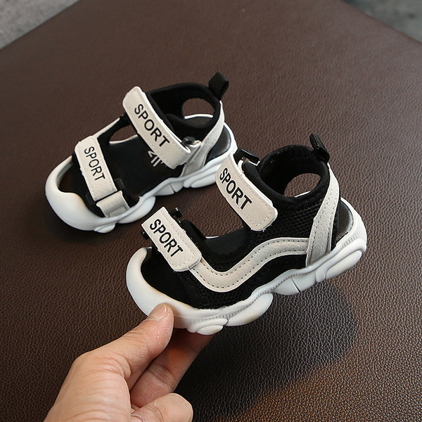 Kareda talla takjakinnituse ja pealdisega beebisandaalid