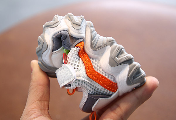 Beebi tossud pealkirja ja takjakinnitusega