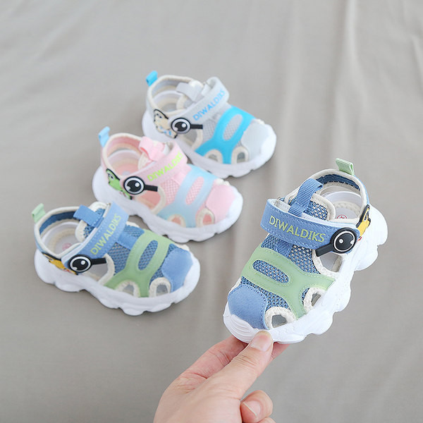 Nelja värvi kleebistega beebisandaalid - tüdrukutele ja poistele