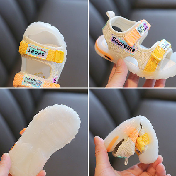 Mitmes värvitoonis kirja ja kleebisega beebisandaalid