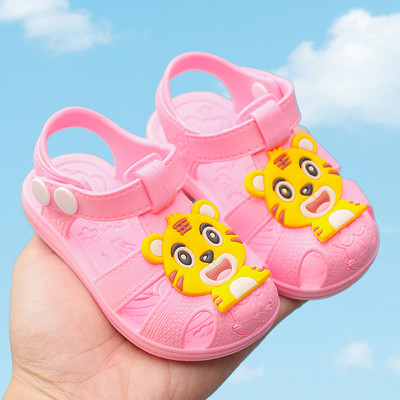 Aplikatsioonidega suvised beebikummist sandaalid