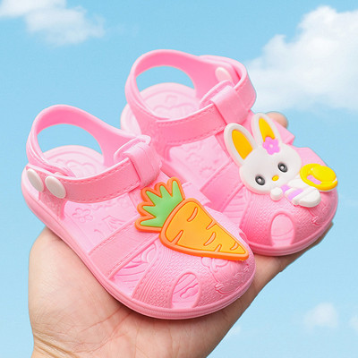 Aplikatsioonidega suvised beebikummist sandaalid