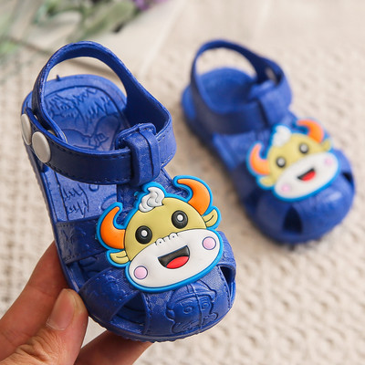 Aplikatsioonidega suvised beebikummist sandaalid