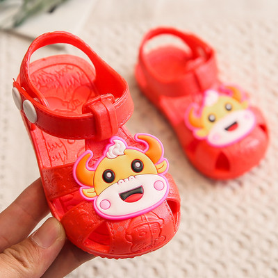 Aplikatsioonidega suvised beebikummist sandaalid