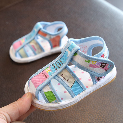 Lappide ja pehme tallaga beebisandaalid