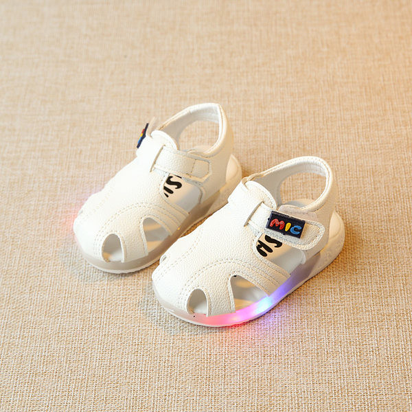 Beebi helendavad sandaalid kirja ja takjakinnitusega