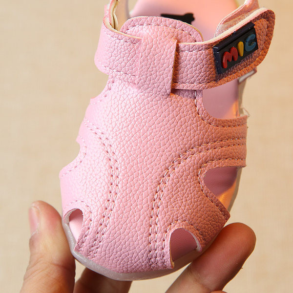 Beebi helendavad sandaalid kirja ja takjakinnitusega