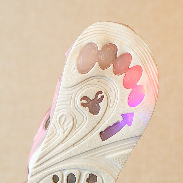 Beebi helendavad sandaalid kirja ja takjakinnitusega