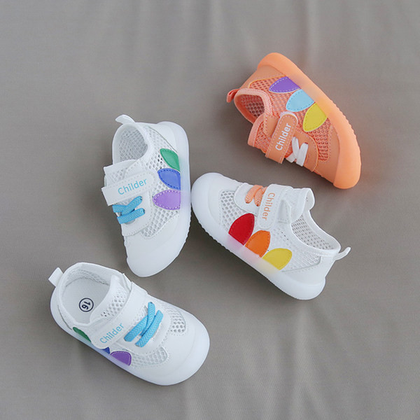 Valge ja oranži värvi võrgu ja kleebisega beebikingad