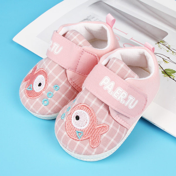 Beebi kingad takjapaela ja tikandiga