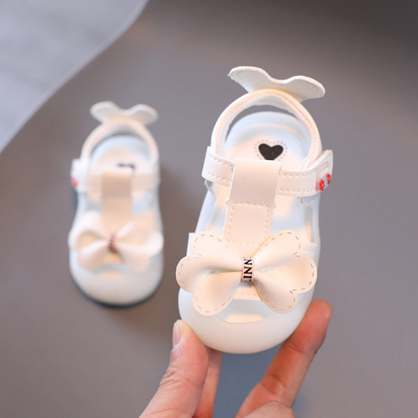 3D elemendi ja paeltega beebisandaalid