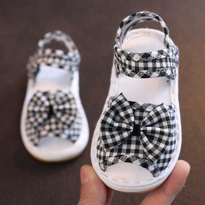 Beebi sandaalid tüdrukutele ja poistele - kolm mudelit