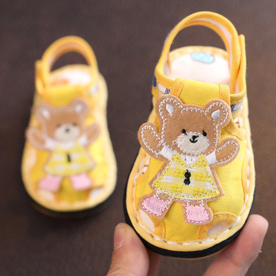Beebi sandaalid tüdrukutele ja poistele - kolm mudelit