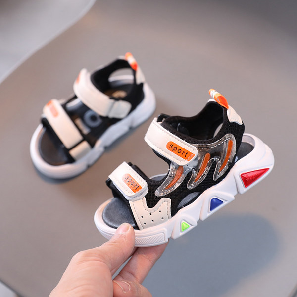 Poistele sobivad beebisandaalid kleebistega