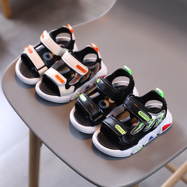 Poistele sobivad beebisandaalid kleebistega