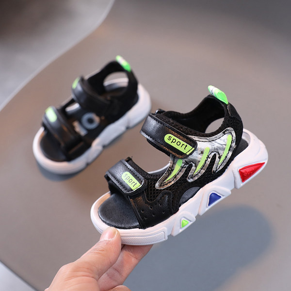 Poistele sobivad beebisandaalid kleebistega