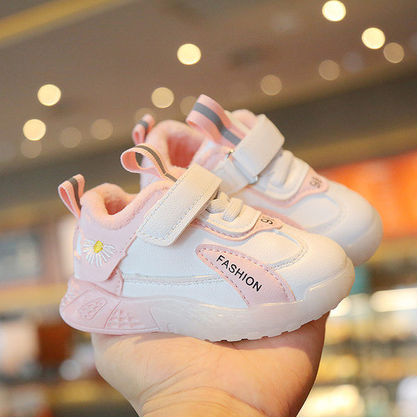 Beebi tossud takjapaela ja tikandiga