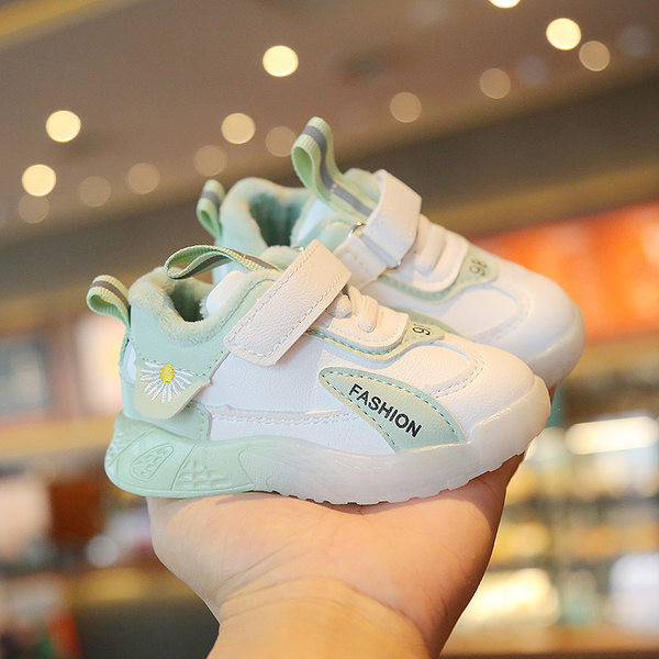 Beebi tossud takjapaela ja tikandiga