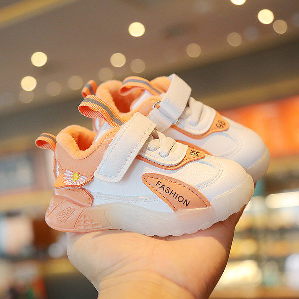 Beebi tossud takjapaela ja tikandiga