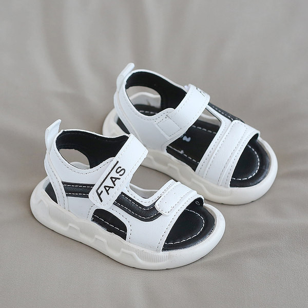 Uus must-valgete sandaalide mudel tüdrukutele ja poistele