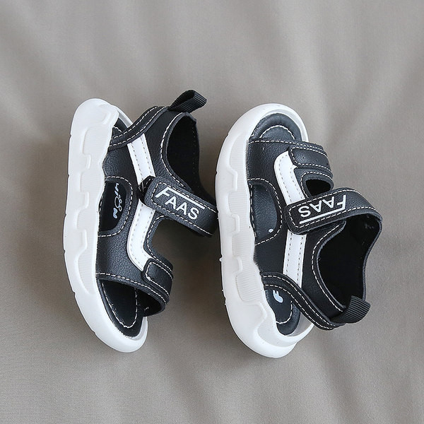 Uus must-valgete sandaalide mudel tüdrukutele ja poistele