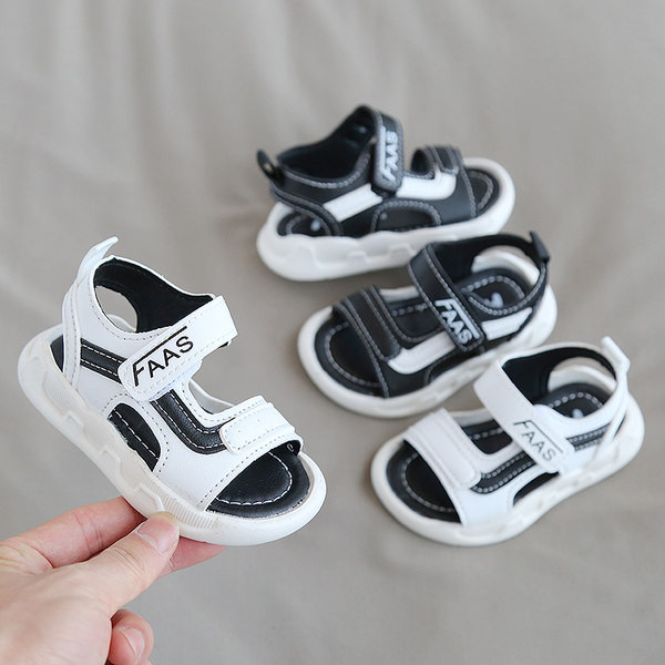 Uus must-valgete sandaalide mudel tüdrukutele ja poistele