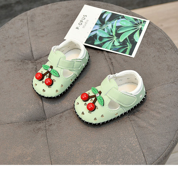 3D kirsielemendiga beebisandaalid