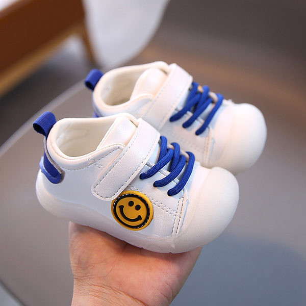 Бебешки маратонки с връзки и емблема