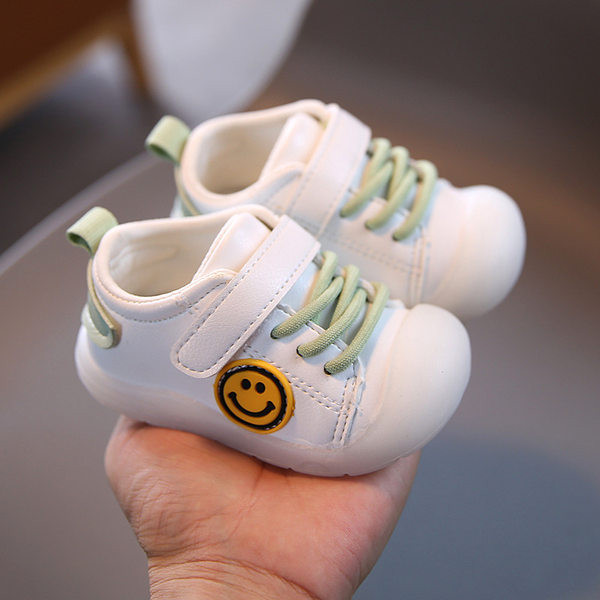 Бебешки маратонки с връзки и емблема