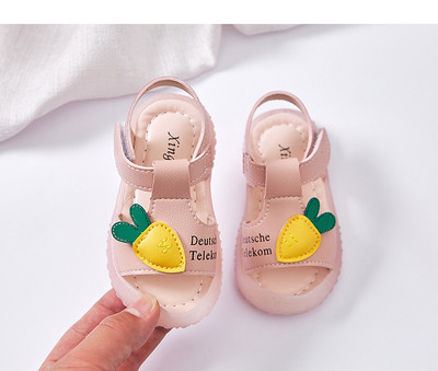 Aplikatsiooni ja kirjaga beebisandaalid - takjakinnitus