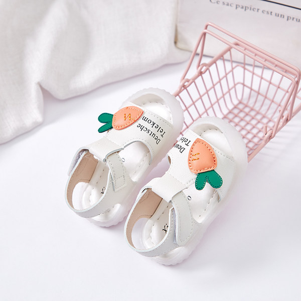 Aplikatsiooni ja kirjaga beebisandaalid - takjakinnitus