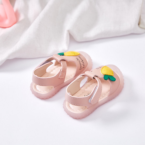 Aplikatsiooni ja kirjaga beebisandaalid - takjakinnitus