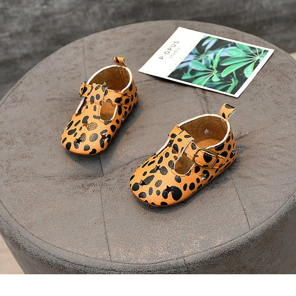 Pandla ja lameda tallaga nahast beebikingad