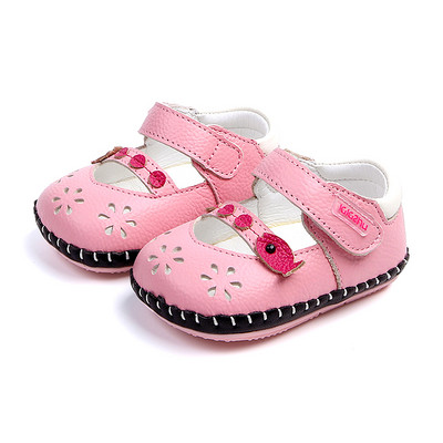 Perforeeritud ökonahast beebisaapad tüdrukule