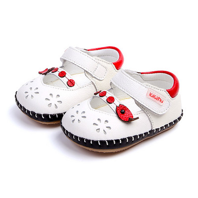 Perforeeritud ökonahast beebisaapad tüdrukule