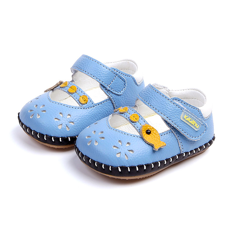 Perforeeritud ökonahast beebisaapad tüdrukule