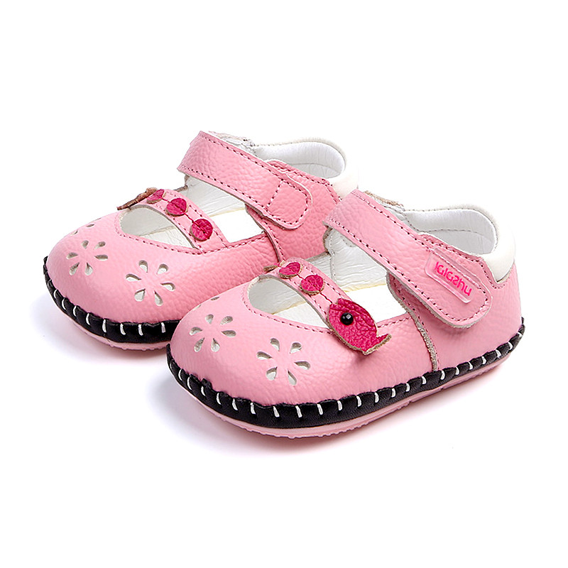 Perforeeritud ökonahast beebisaapad tüdrukule