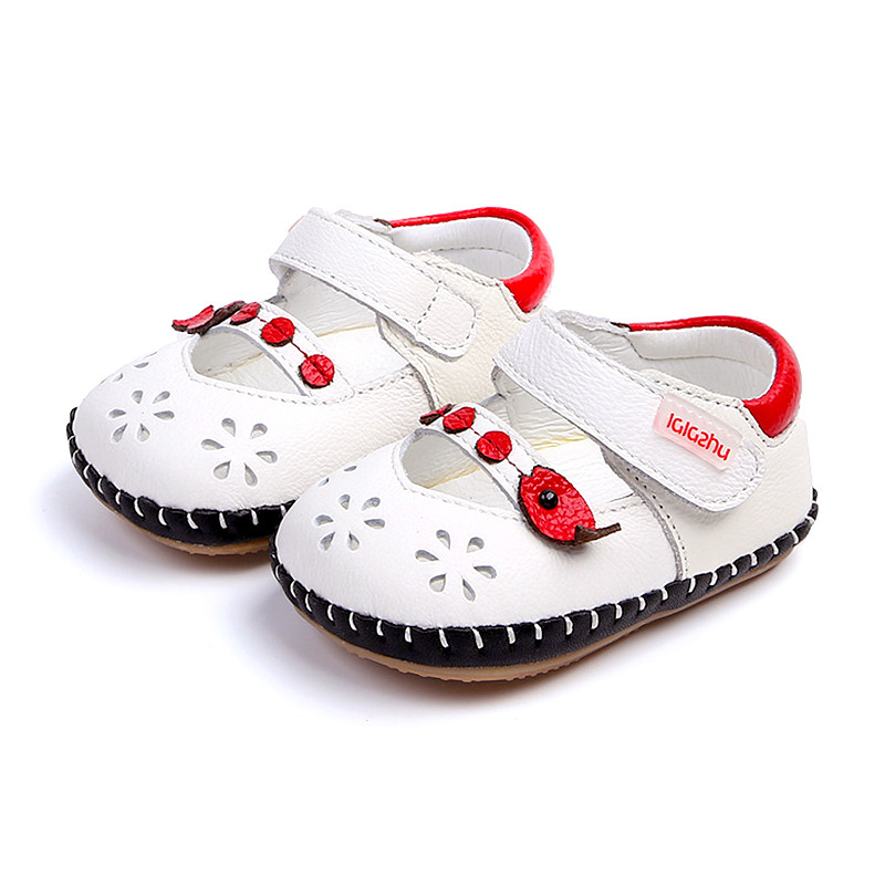 Perforeeritud ökonahast beebisaapad tüdrukule