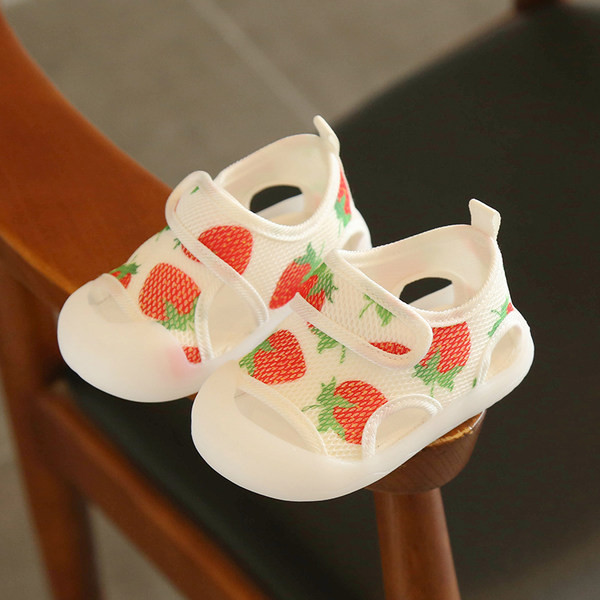 Maasikaaplikatsiooni ja plaastriga beebisandaalid