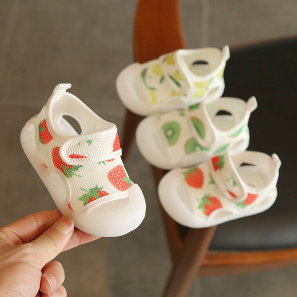 Maasikaaplikatsiooni ja plaastriga beebisandaalid