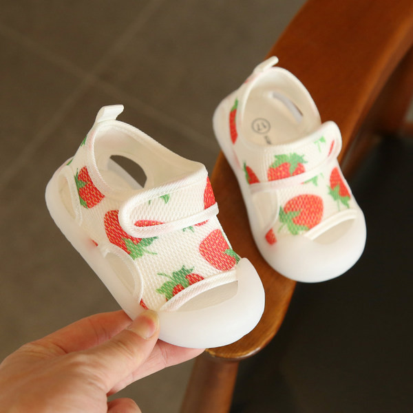 Maasikaaplikatsiooni ja plaastriga beebisandaalid