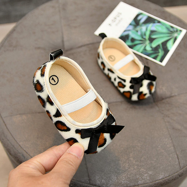 Leopardimustri ja paelaga beebikingad